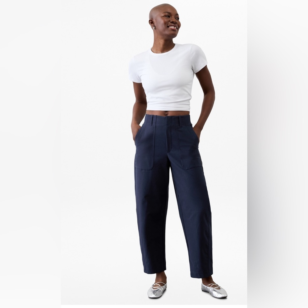 Athleta Skyline High Rise Barrel Leg pant Navy
4 petite See note…